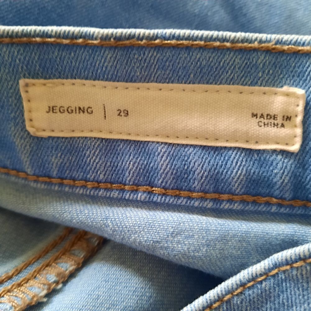 PacSun Distressed Medium Wash Jegging - Picture 3 of 8